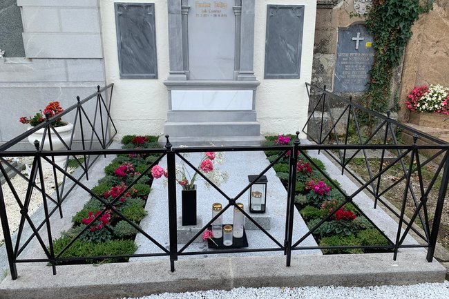 Grabsanierung mit Kalk- und Leinölfarbe