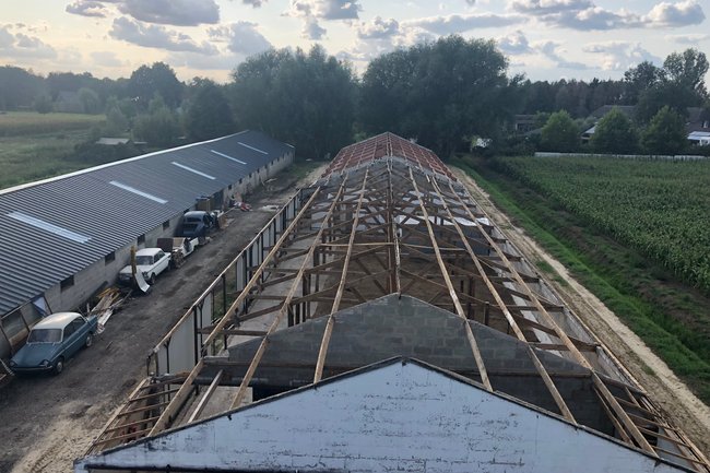 Verwijdering Golfplaten en terug plaatsen nieuw dak (links).