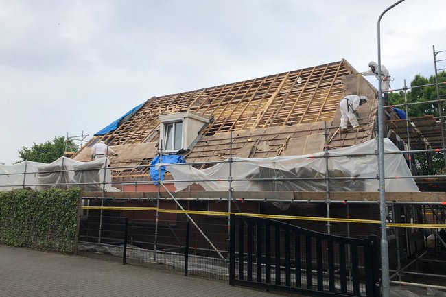 Verwijdering asbesthoudend dakbeschot (onder de pannen)