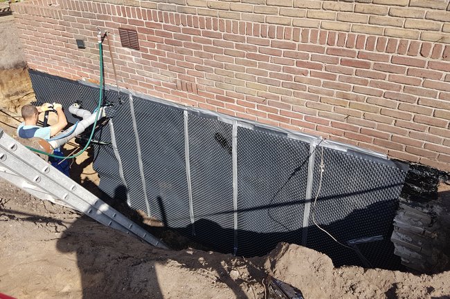 onder maaiveld afdichten met rubber ( en beschermfolie)