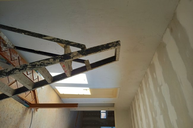Trapopgang gestucadoord 25 m2 sausklaar kosten incl €450.-