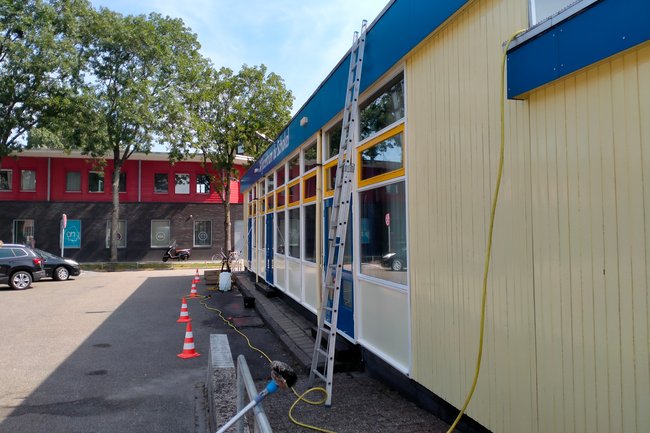 Houtwerk en ramen schoon maken.