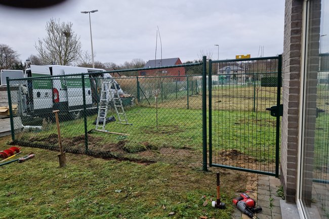 plaatsen van omheinig met poortje