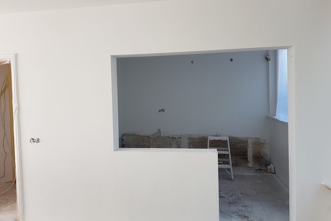 Sausklaar gestuukt en latex gespoten. = €30,- per m2