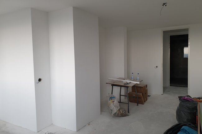 Sausklaar stucen en latex spuiten wit = €30,- per m2