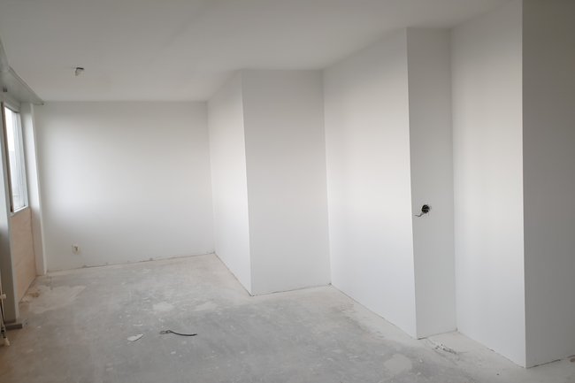 Sausklaar stucen en latex spuiten wit = €30,- per m2