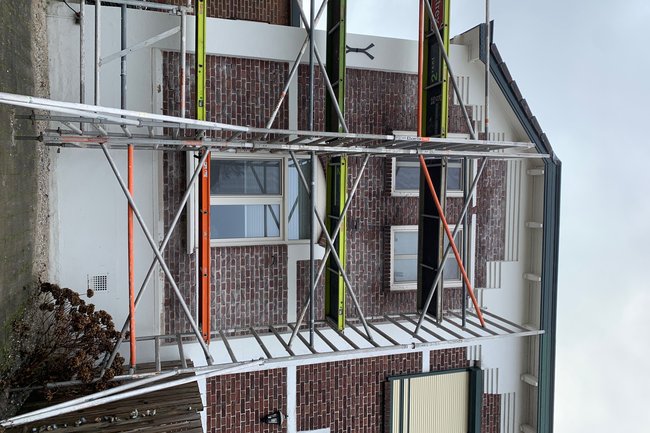 Gevel met scheuren uitgekapt gereinigd en opnieuw gevoegd