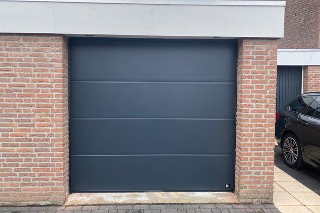 Garagedeur uitgevoerd met RAL 7021 structuurlak