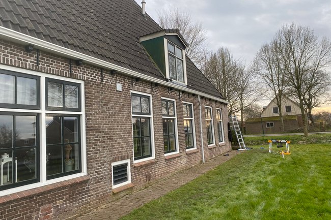 Nieuwe dak goot met nieuwe neus lijst en bodem en zink werk