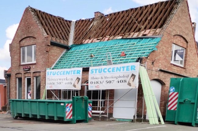 Complete renovatie binnen en buiten begin fase dak