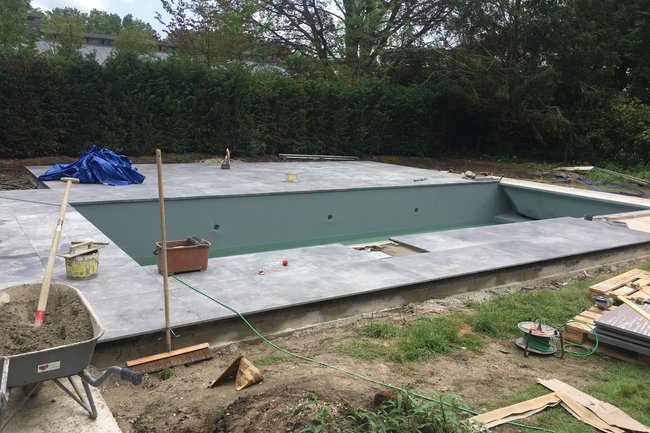 Zwembad bestraten in zandcement 
80/80 tegels