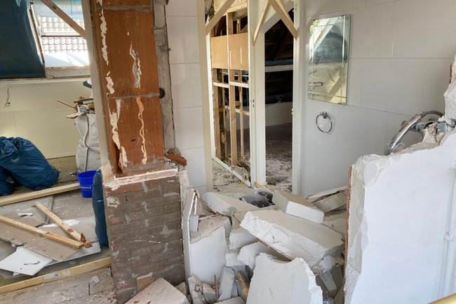 Slopen badkamer en muren rondom