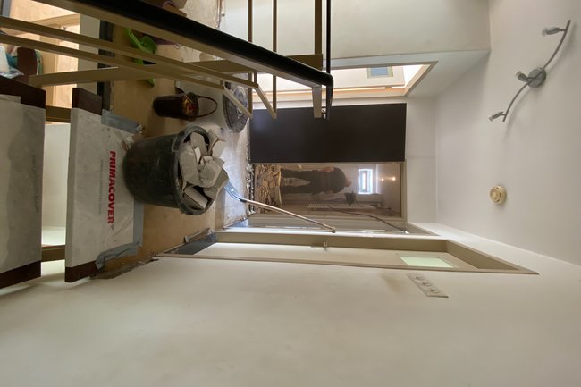 Weglopen van het afval slopen badkamer