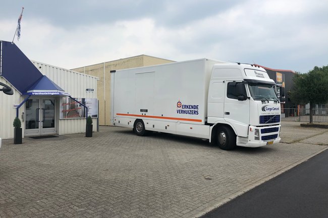 Één van onze verhuiswagens op onze thuis locatie.