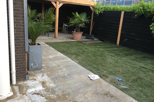 Terras bestraat en kunstgras aangelegd