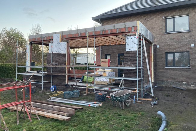 bijbouw  met grote venster