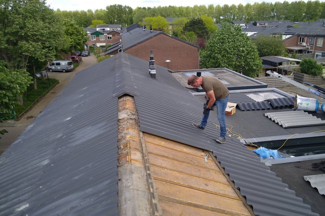 Het maken van een golfplaten daken van woningen.
