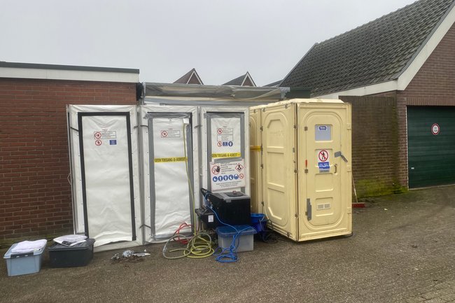 Saneren plafondbeplating uit een garage in Zwolle.