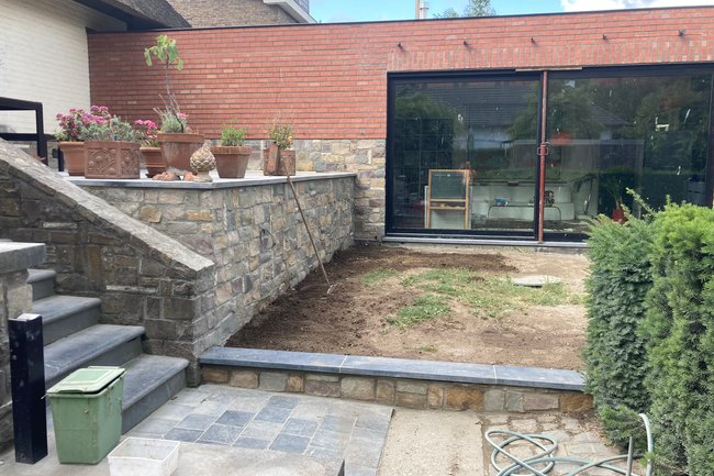 metsen van breuksteen  plaatsing terras en metselen modul 65