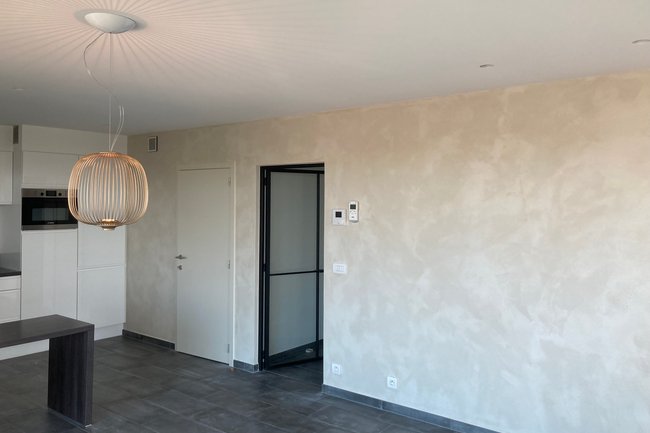 Appartement schilderen en voorzien van verlichting.