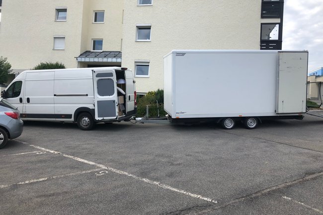 Transporter mit Kofferaufbau