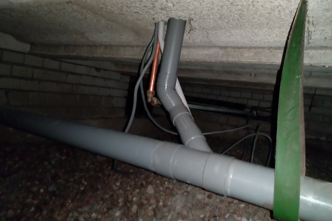 PVC Afvoeren, kabels en waterleidingen door een kruipruimte