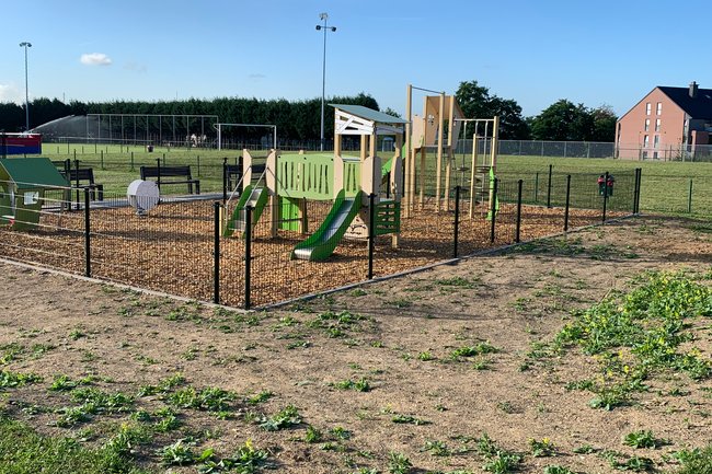 DSM rond speeltoestellen met poort