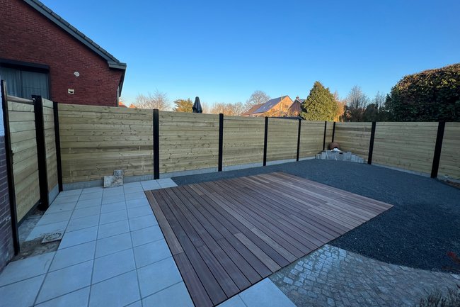 Aanleg van houten schutting,bakirai terras,basalt 8/11