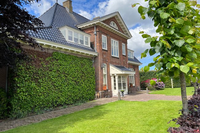 Oude stationshuis monument in ral 1013