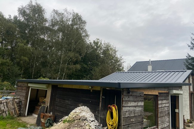 Nieuwe geïsoleerde dakpanelen, inclusief afwerking zijkanten