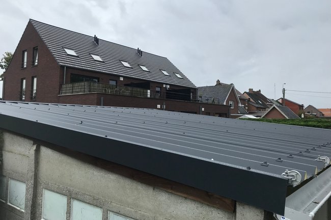 Klant S. met nieuwe geïsoleerde dakpanelen