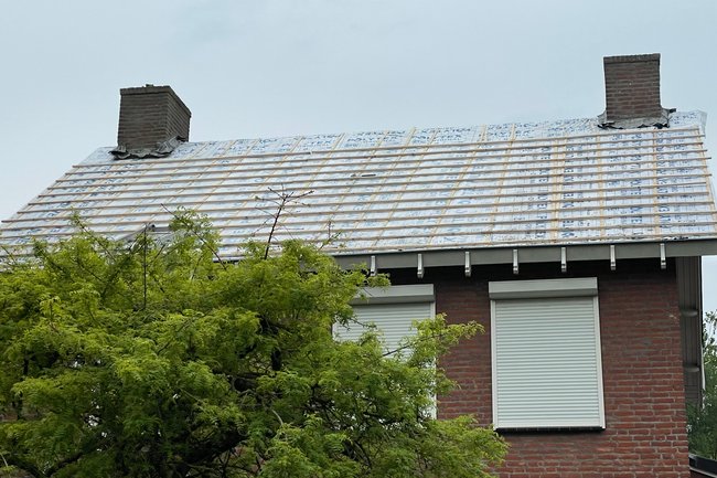 Het dak voorzien van nieuwe folie, tengels en panlatten.