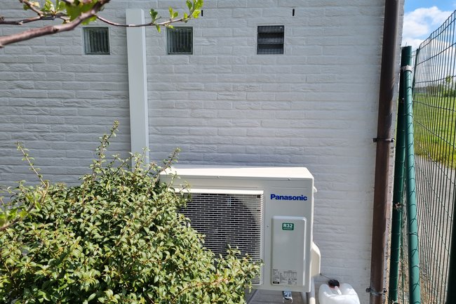 kanaalunit verwerkt in een kast.
buitenunit in de tuin