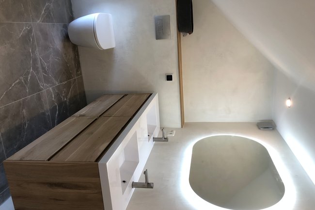 Badkamer in betonlook met eiken meubel opmaat