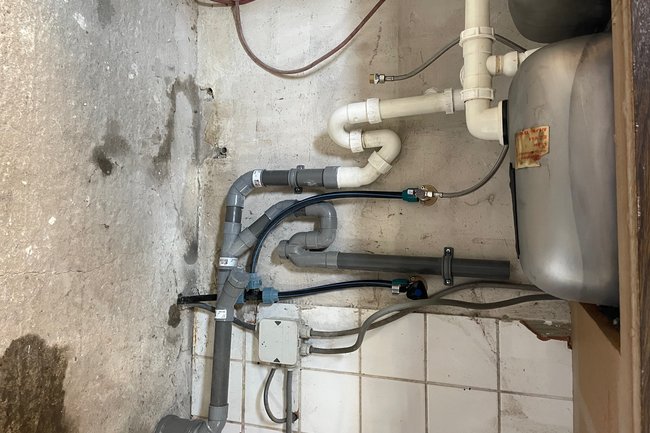 Nieuwe aansluiting gemaakt voor wasmachine en gootsteen