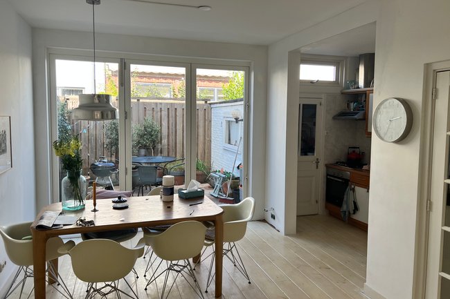 Project in Weesp, houten vouwdeur, en gevel aangepast.