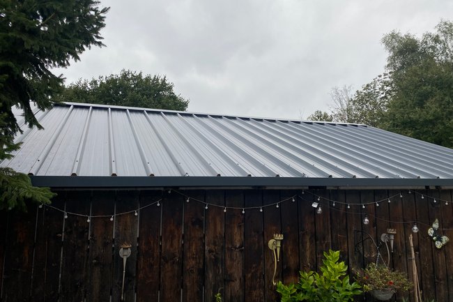 Nieuwe geïsoleerde dakpanelen met goot