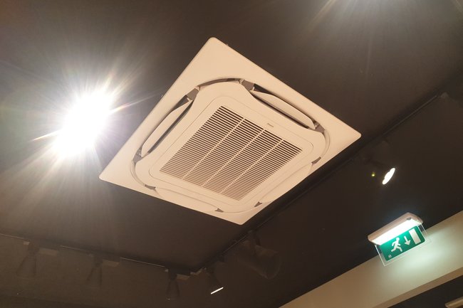 Montage daikin singlesplit in een kledingwinkel