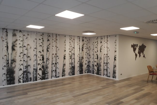 Wallpaper met print, wereldkaart van hout.