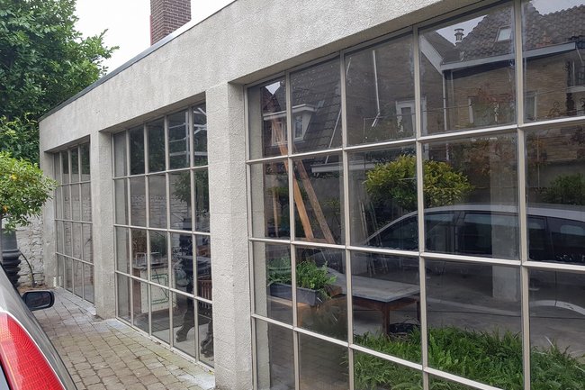 Ruiten geplaatst met stopverf.
Bloemsierkunst Lempers.