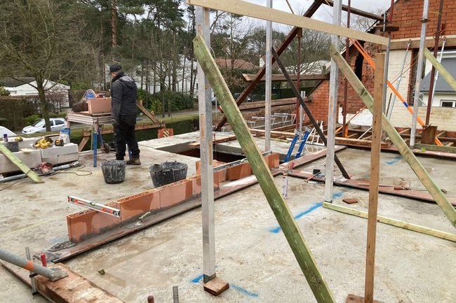 Metselwerk op het eerste verdiep villa in Brasschaat