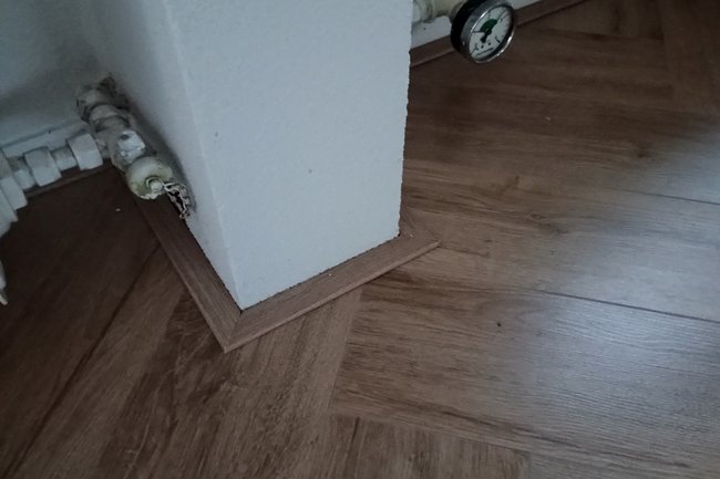 Visgraat laminaat met platte plinten gelegd in Kortenhoef