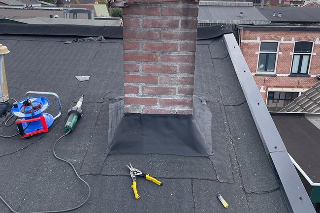 Schoorsteen voorzien van loodvervanger