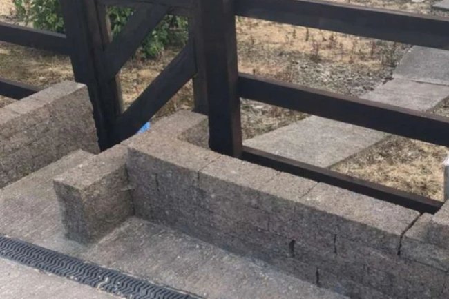 Small access gate built