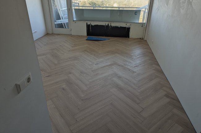 Vloerverwarming onder visgraat PVC