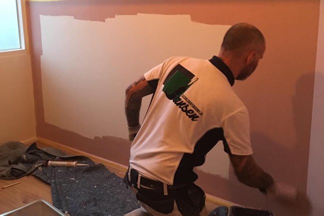 Kinderkamer geschilderd met een lambrisering oud roze