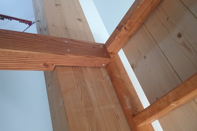 Draagconstructie aan de kant van de niet dragende sierbalk