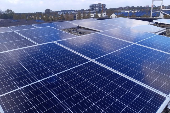 Hoog plat dak op kiezels
