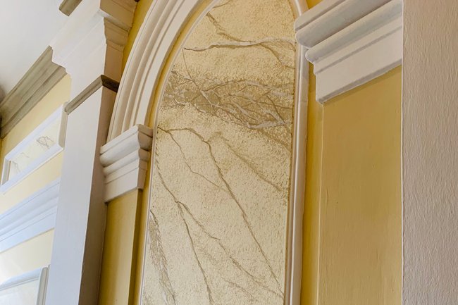 Marmorimitation in einem Stiegenhaus