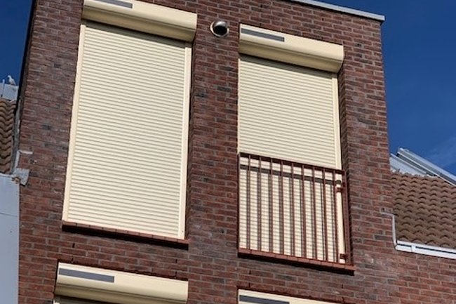 Rolluiken op zonne-energie in RAL1015 kleur van de kozijnen